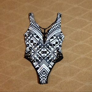 Ashley Graham X S4A NWOT One-Piece Swimsuit, 4